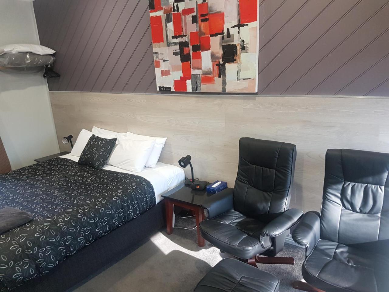 Motel24seven And 3* Sale